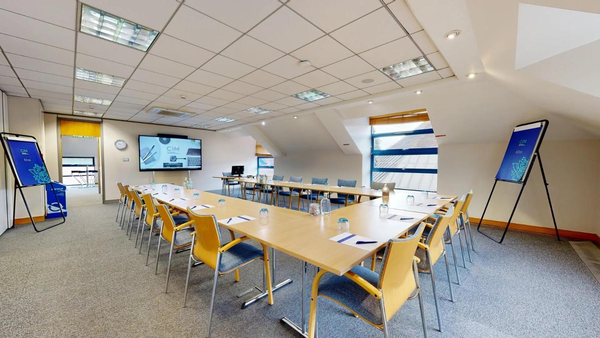 فندق Cim Business Centre ميدينهيد المظهر الخارجي الصورة